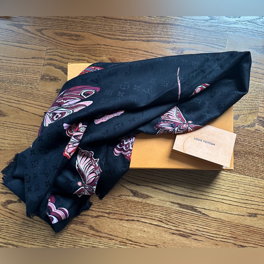 Louis Vuitton World Of Love Monogram Shawl Noir - Picture 6 of 9